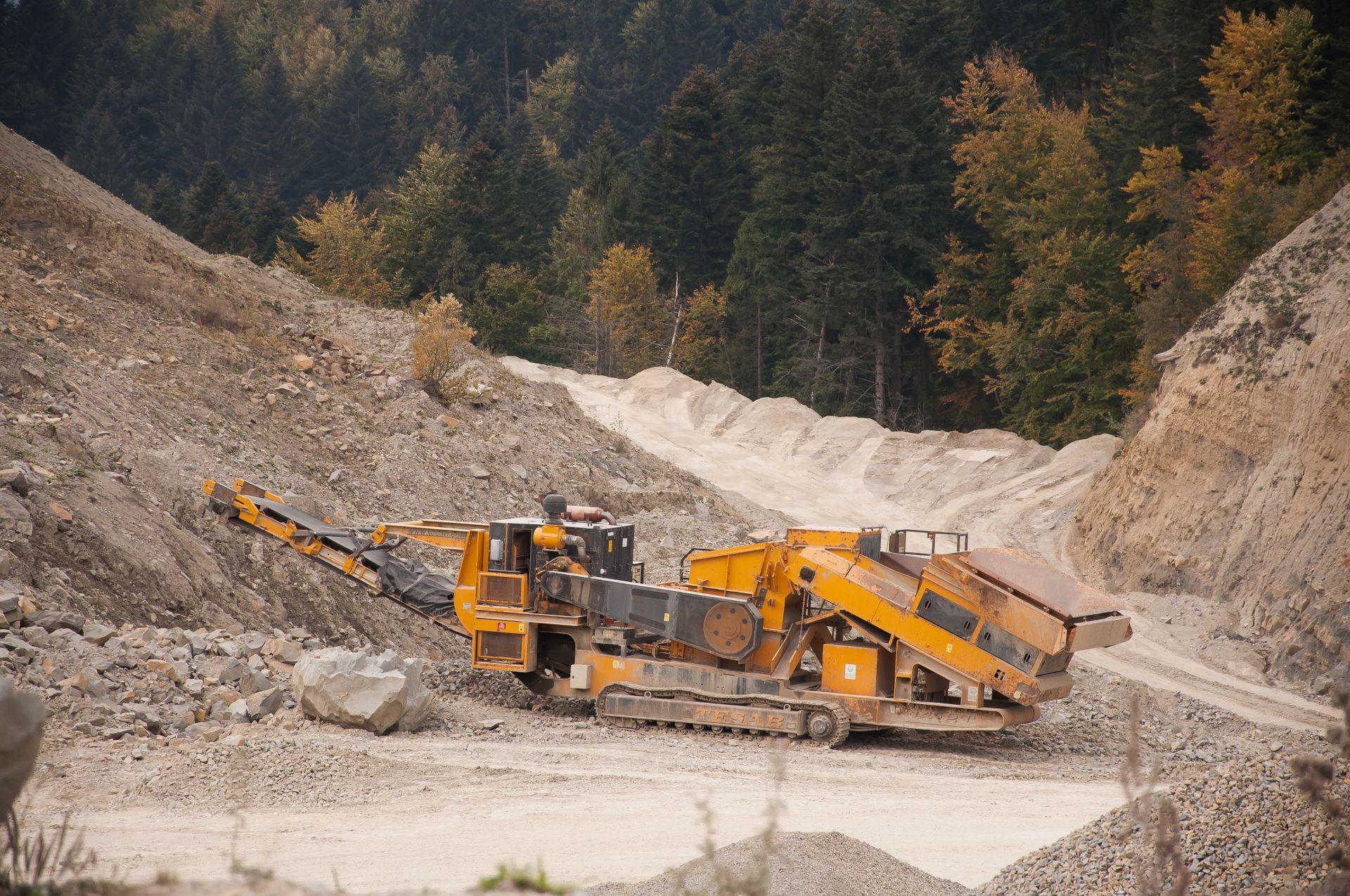 Mobile crushing and screening plant set up on a quarry floor
